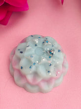 Load image into Gallery viewer, Two Fresh Linen Flower wax melts- Medium