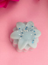 Load image into Gallery viewer, Two Fresh Linen Flower wax melts- Medium
