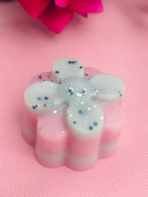 Load image into Gallery viewer, Two Fresh Linen Flower wax melts- Medium