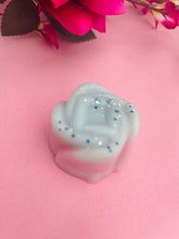 Load image into Gallery viewer, Two Fresh Linen Flower wax melts- Medium