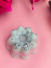 Load image into Gallery viewer, Two Fresh Linen Flower wax melts- Medium