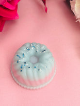 Load image into Gallery viewer, Two Fresh Linen Flower wax melts- Medium