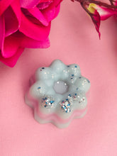 Load image into Gallery viewer, Two Fresh Linen Flower wax melts- Medium