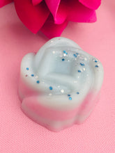 Load image into Gallery viewer, Two Fresh Linen Flower wax melts- Medium