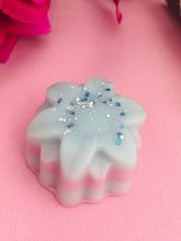Load image into Gallery viewer, Two Fresh Linen Flower wax melts- Medium
