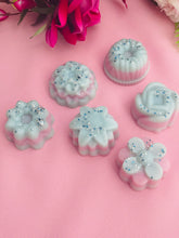 Load image into Gallery viewer, Two Fresh Linen Flower wax melts- Medium