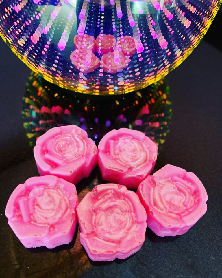 Beautiful wax melts in an array of scents and colours.  100% Eco Soy wax, non-plastic biodegradable glitter, vegan friendly and cruelty free melts.  We are all about the Scents & Sparkle. 