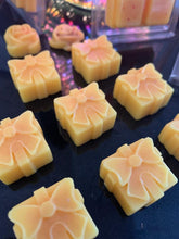 Load image into Gallery viewer, Scrummy Mango &amp; Passionfruit individual present wax melts (6)
