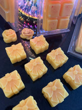 Load image into Gallery viewer, Scrummy Mango &amp; Passionfruit individual present wax melts (6)

