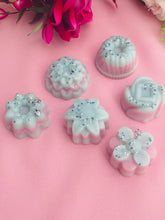 Load image into Gallery viewer, Two Fresh Linen Flower wax melts- Medium
